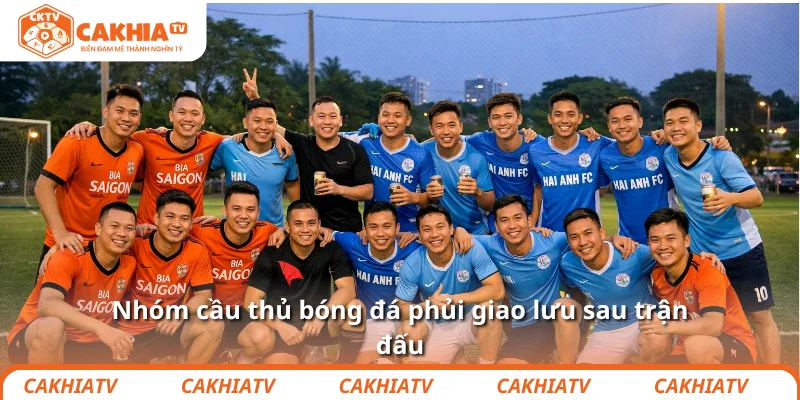 Bóng đá phủi – Khi đam mê không cần sân cỏ hoàn hảo 4 Nhóm cầu thủ bóng đá phủi giao lưu sau trận đấu